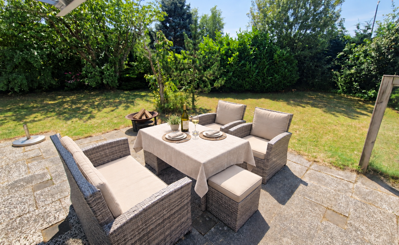 Gedeckte Terrasse mit Blick in den großen Garten
